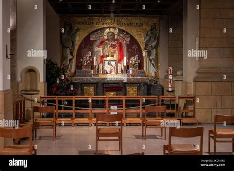altare decorato dedicato al Sacro Cuore di Gesù, con statue e simboli