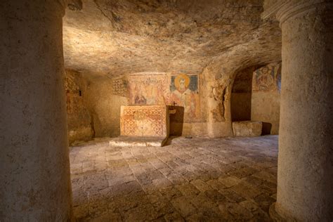 Foto interna della Cripta del Crocifisso con le colonne e l'altare