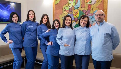 Foto di un team di dentisti e assistenti in uno studio moderno