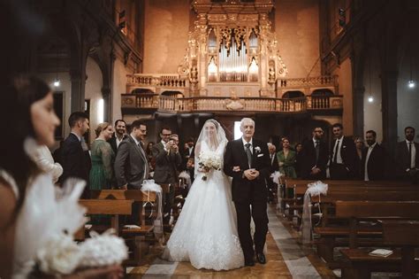 Illustrazione di un padre che accompagna la sposa all'altare in una chiesa tradizionale