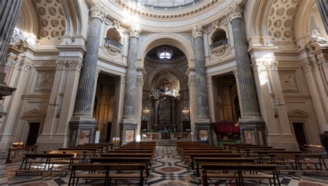 Interno della Basilica di Superga con l'altare maggiore e la cupola