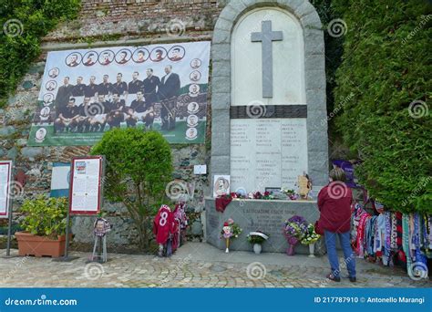 Lapide commemorativa della tragedia del Grande Torino a Superga
