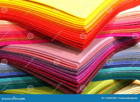 Immagine di vari ritagli di feltro colorato pronti per l'assemblaggio di una natività