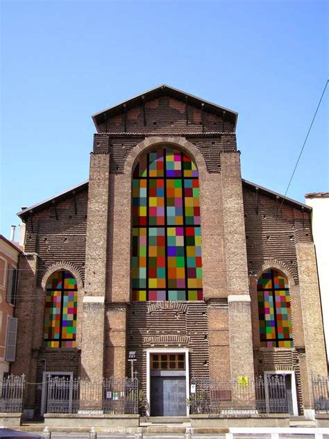 Interno della Basilica di Santa Maria delle Grazie al Naviglio, con focus sull'altare