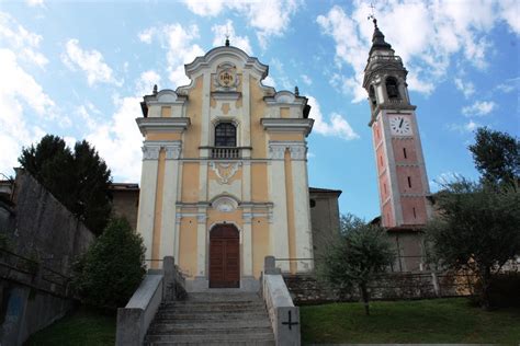 Chiesa di Arona o scena di celebrazione liturgica