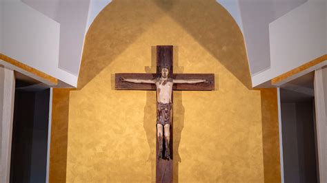 Interno del Santuario del Santissimo Crocifisso di Treia prima del sisma, con dettaglio del Crocifisso ligneo