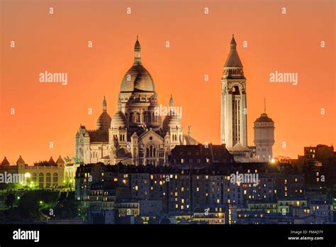 Panorama della Basilica del Sacré-Cœur sulla collina di Montmartre al tramonto