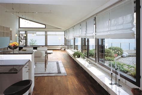 Foto di un ambiente moderno con tende a rullo installate, che mostrano un design pulito ed elegante.