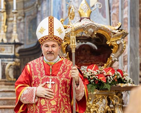 Foto di un vescovo che celebra le cresime in chiesa