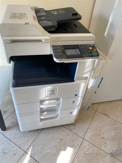 Illustrazione che mostra la fotocopiatrice self-service e un badge dell'Istituto