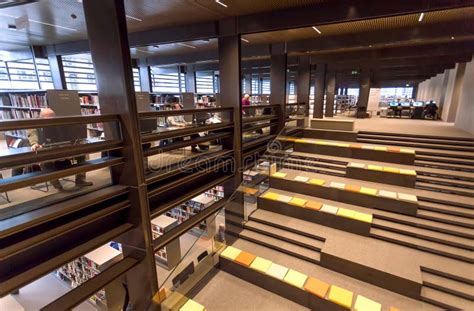 Foto della sala di lettura della biblioteca con scaffali di libri