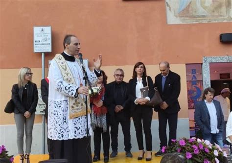 Don Enrico Carulli parla alla comunità di Mercallo con il sindaco