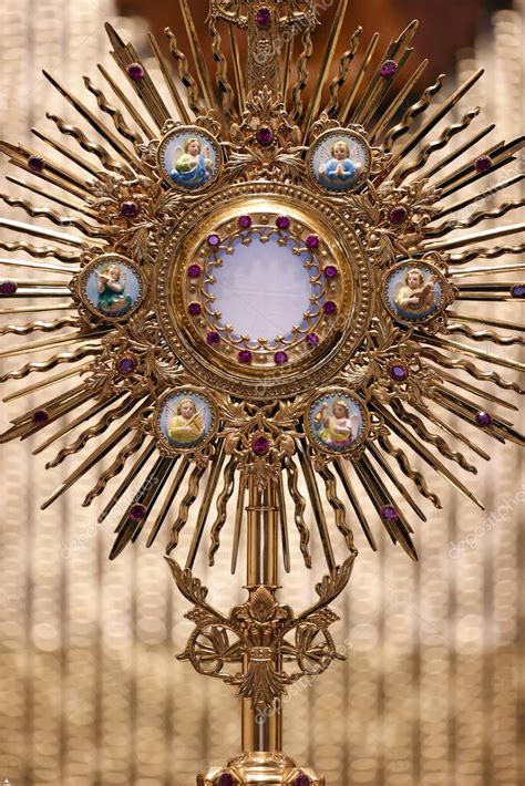 Monstranza con l'Eucaristia in una chiesa