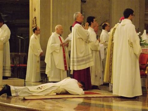 Illustrazione che raffigura l'imposizione delle mani come rito di ordinazione sacerdotale.