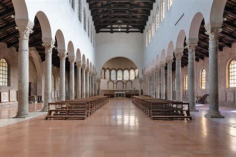Cortile interno dell'Abbazia di San Giovanni Evangelista, con dettagli architettonici