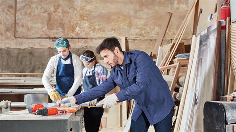 Gruppo di giovani al lavoro per la ristrutturazione dell'oratorio