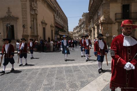 fotografia del corteo storico del Senato Civico di Caltagirone con costumi d'epoca