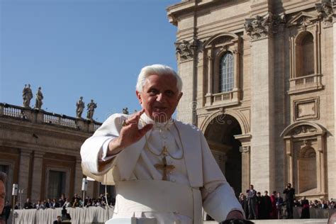Rappresentazione artistica di Papa Benedetto XVI che benedice i fedeli
