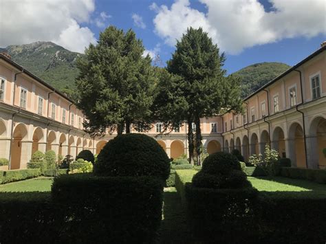 Palazzo di Innocenzo III e la fontana nel piazzale della Certosa di Trisulti