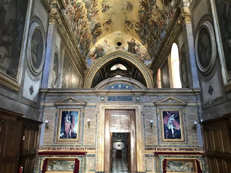 Interno della Chiesa di San Bartolomeo con i cori lignei e affreschi della volta