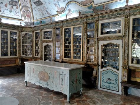 Interno della Farmacia della Certosa di Trisulti con arredi settecenteschi e affreschi
