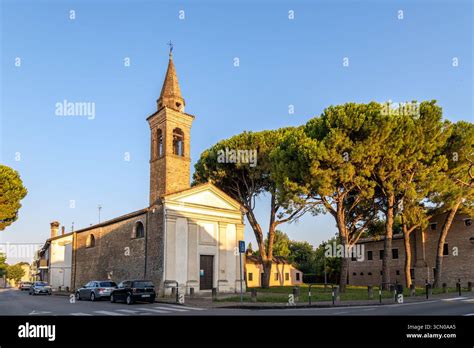 Foto della chiesa di Sant'Anna a Piove di Sacco o illustrazione generica di una comunità che prega dopo un evento traumatico