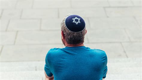 Foto di un uomo con la kippah o simbolo di dialogo interreligioso, con accento sulla libertà di espressione religiosa