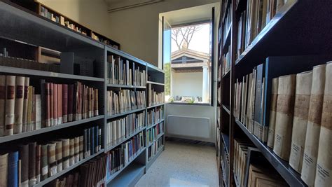 Foto di una biblioteca storica o archivio