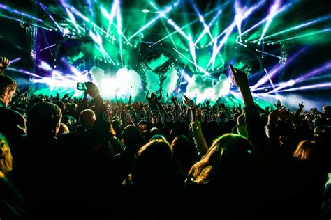 Tematica: Artisti cristiani su palco in concerto con luci e folla