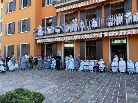 Foto storica dell'Ospedale Pizzardi di Bologna o delle Piccole Suore della Sacra Famiglia al lavoro