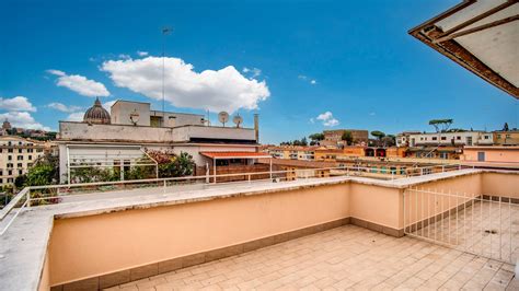 Interno di una camera della Casa Ravasco con vista sulla cupola di San Pietro