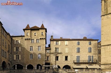 Scorcio della piazza principale di Pietrasanta con edifici storici e statue