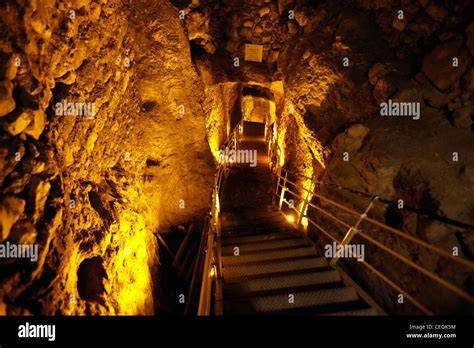 Foto dell'Iscrizione di Siloam e schema del tunnel di Ezechia