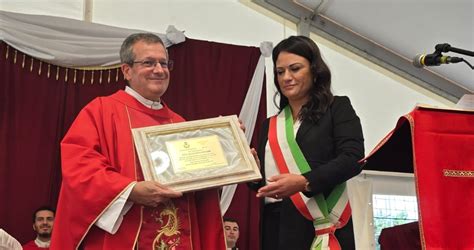 Foto di Don Massimo Donghi sorridente