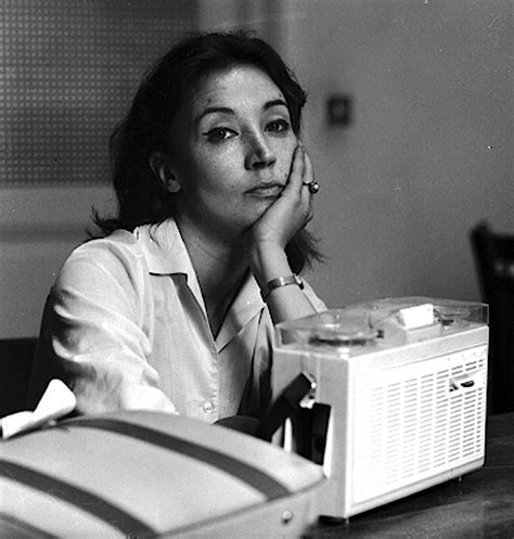 Ritratto di Oriana Fallaci che dialoga con un religioso