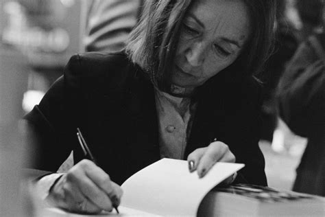 Oriana Fallaci mentre riceve un premio, in un'immagine storica