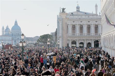 Foto di folla in una piazza di paese durante una festa religiosa