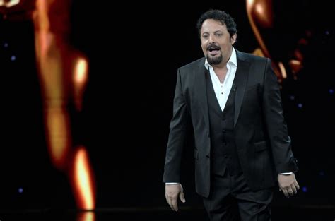 Enrico Brignano in scena durante uno spettacolo teatrale