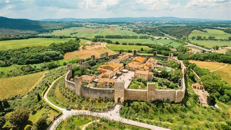 Foto panoramica del borgo di Mezzana o di un borgo ricostruito