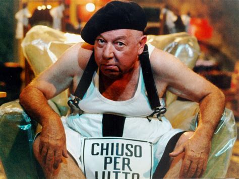 Paolo Villaggio nei panni di Fantozzi in una scena del film