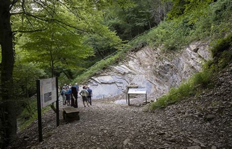 Escursionisti sul Sentiero Geo-Paleontologico del Monte San Giorgio