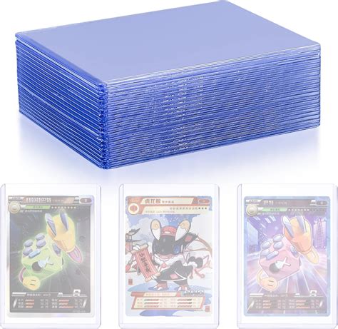 Infografica che mostra le dimensioni standard delle bustine protettive per carte collezionabili (63 x 88 mm) e i loghi dei giochi che le utilizzano.