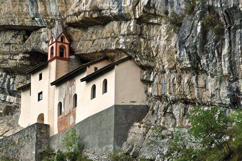 Eremo di San Colombano scavato nella roccia a strapiombo sul fiume Leno