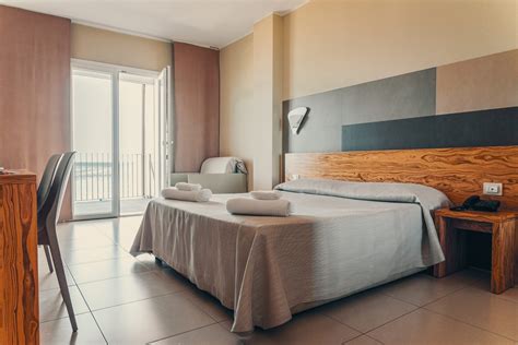 Interno di una camera d'hotel elegante con balcone vista mare