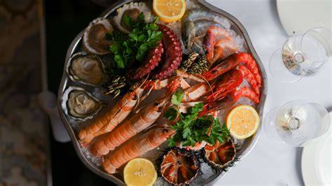 Buffet serale del ristorante con una varietà di piatti, inclusi pesce e frutti di mare
