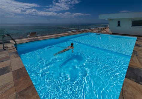 Foto della piscina esterna dell'hotel con vista sul mare