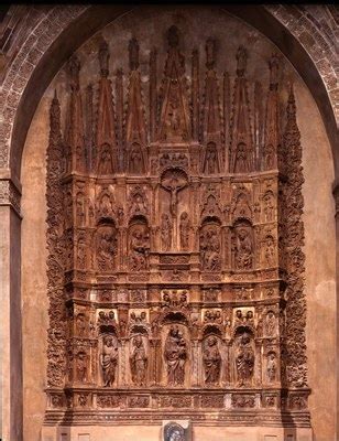 Dettaglio del polittico in terracotta policroma con figure entro nicchie nel Duomo di Modena
