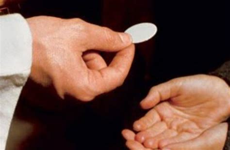 Schema con la posizione corretta delle mani per ricevere la Comunione eucaristica