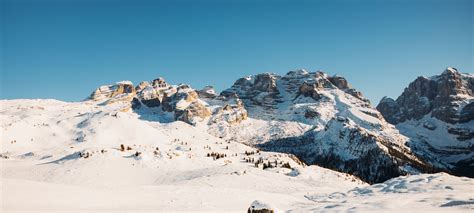 Foto panoramica di Madonna di Campiglio e delle Dolomiti di Brenta in inverno