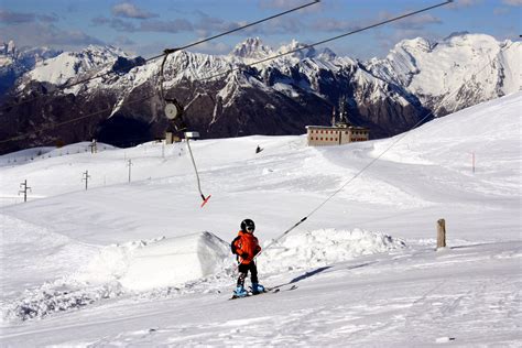 Sfilata di motociclette al Nevegal, vista aerea